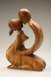 imagen de escultura del amor en madera